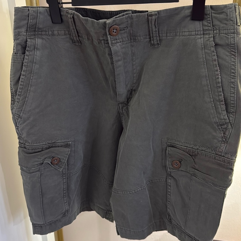 American Eagle Next Level Flex Cargo Classic At The Knee Shorts Size 32 NWT